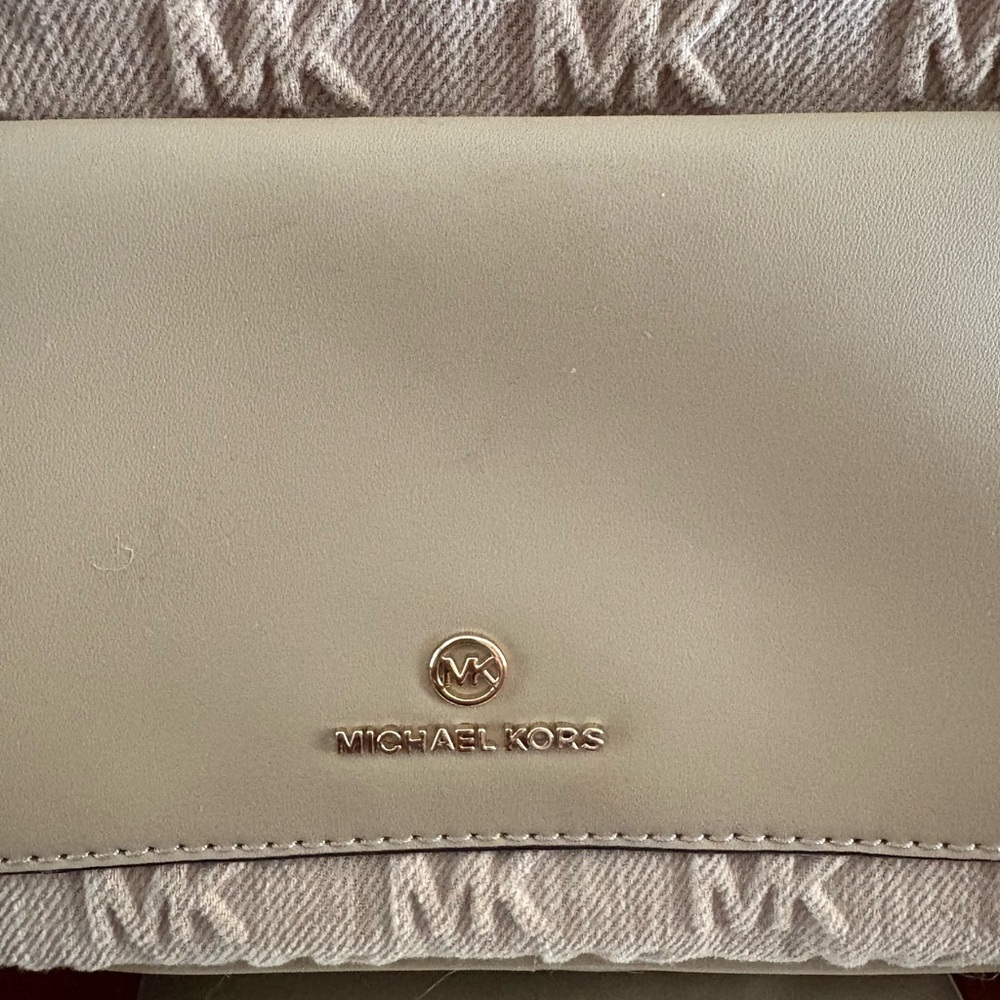 Michael Kors Maeve Large Logo East West Pocket Crossbody - NWT - Picture 3 of 13